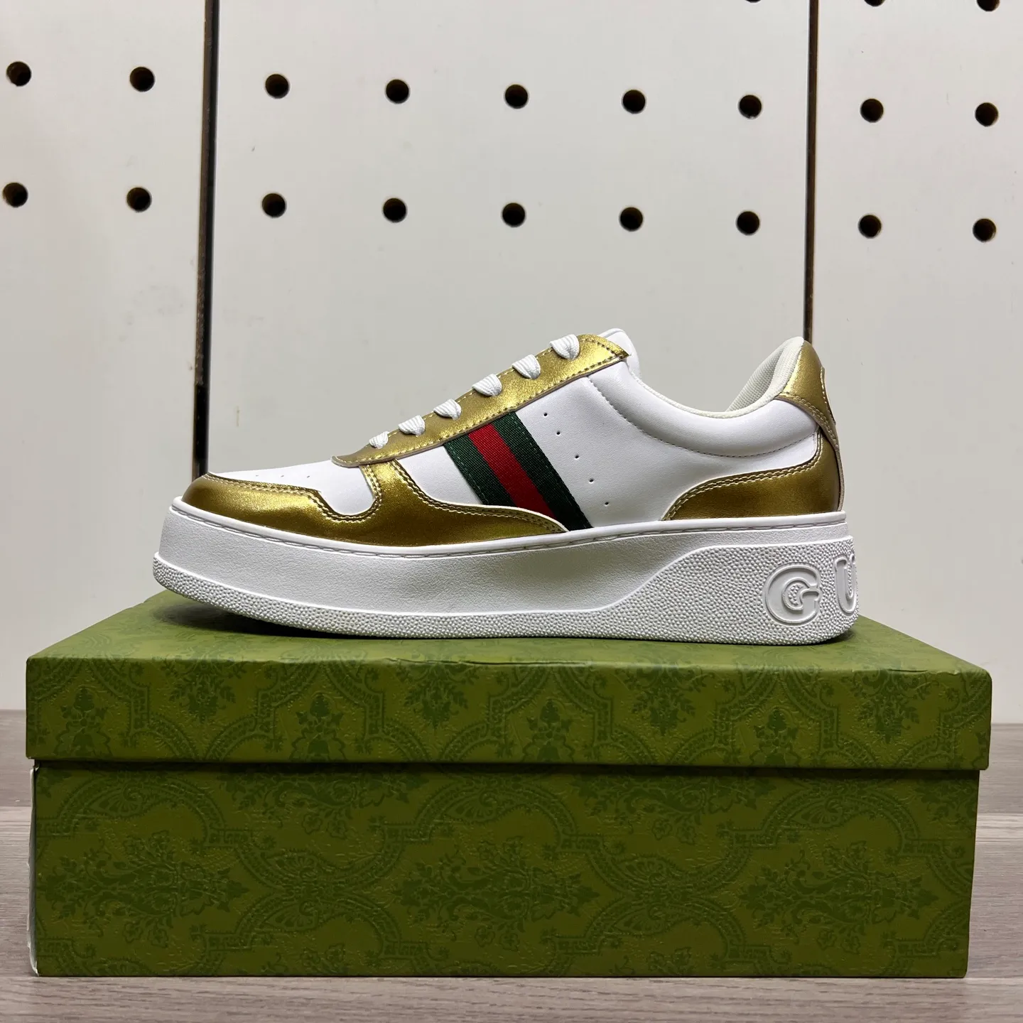 Factory price: 400💰Gucci original quality.~ Unique modern style sneakers. 🏃A must-have casual shoe for trendy men😍😍 Imported cowhide, sheepskin foot pads (refuse to discolor and grind feet) soles: Original soles specially provided by the original factory, French lazy style design ⚠️Fit to the feet, original quality, super comfortable original soles. Just like shooting the real thing 🎬The real thing is better, high-quality sneakers, size: 38-44 (45 and 46 can be customized)